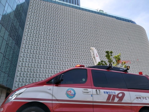 ▲ 제주 드림타워 8층 높이 난간에서 4명의 고공시위를 진행 중이다 ©Newsjeju