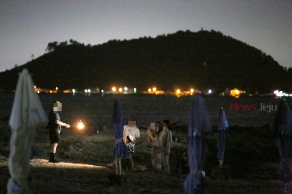 ▲ 협재 해변에서 심야 불꽃놀이를 즐기는 관광객들 ©Newsjeju