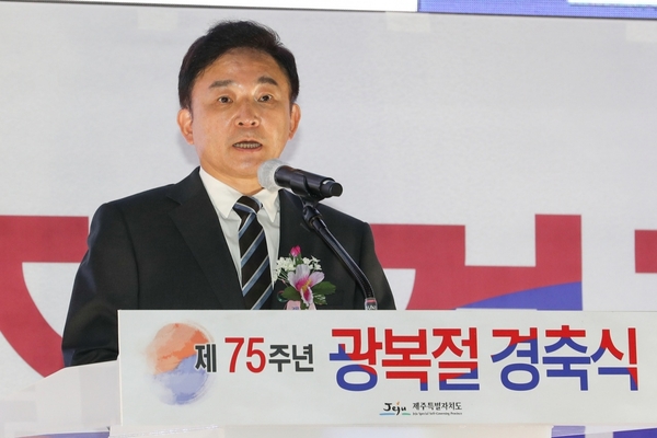 준비해뒀던 경축사 대신 김원웅 광복회장의 기념사를 비판하고 있는 원희룡 제주도지사.