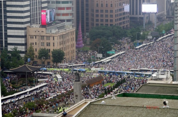 ▲ 보수단체들이 지난 15일 서울 종로구 광화문 광장 주변에서 대규모 집회를 진행했다. 사진=뉴시스. ©Newsjeju