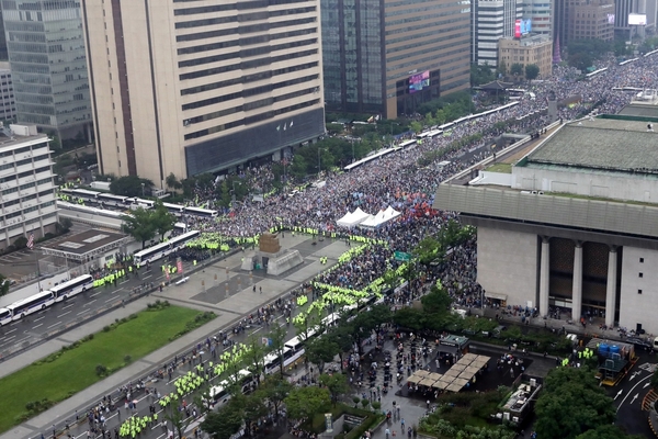 ▲ 지난 8월 15일 서울 광화문 광장에 집결한 보수단체 회원들. 엄청난 인파가 모여들어 코로나19 확진세에 기름을 붓는 격이 됐다. 사진=뉴시스. ©Newsjeju