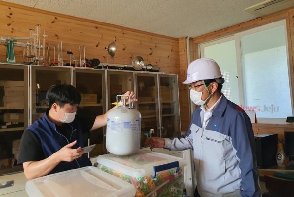 ▲ 지난 19일 JDC는 신산초·중학교를 방문해 대한산업안전협회와 합동으로 종합 안전진단을 실시했다. ©Newsjeju