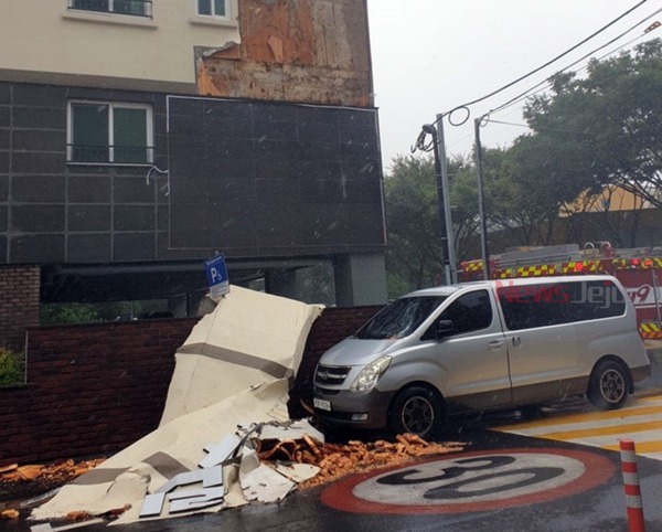 ▲ 태풍 '바비'의 강한 바람으로 이도2동 한 건물 외벽이 무너졌다 ©Newsjeju