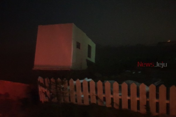 ▲ 구좌읍 동복리에서 돌풍으로 쓰러져 있는 건축물. 사진=독자제공. ©Newsjeju