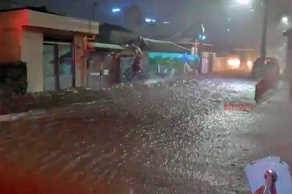 ▲ 기록적인 폭우가 쏟아지면서 동네가 일순간 물에 잠겼다. ©Newsjeju