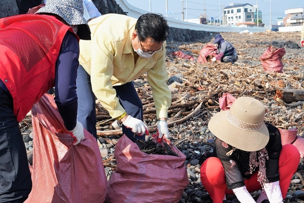 ▲ 고영권 정무부지사가 8일 오전 내도동 알작지에서 해안변 쓰레기 수거 작업에 나섰다. ©Newsjeju