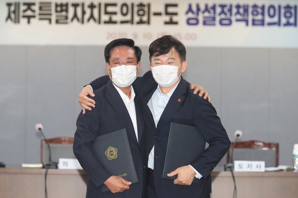 ▲ 서로 어깨동무를 하고 있는 원희룡 지사와 좌남수 의장. ©Newsjeju