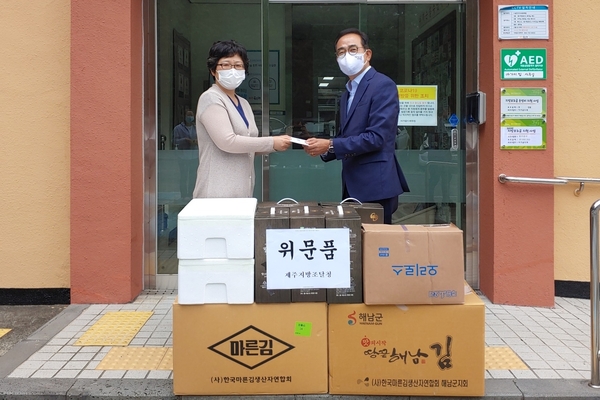 ▲ 제주지방조달청이 22일 '아가 곱드래'를 방문해 위문품을 전달했다. ©Newsjeju
