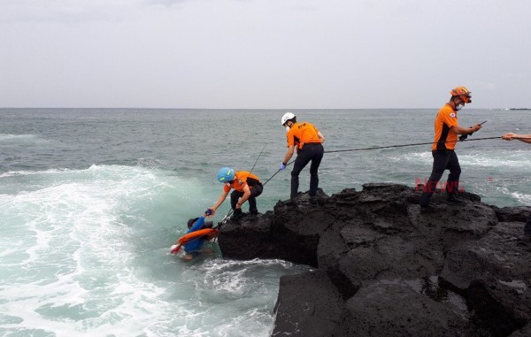 6일 제주 서귀포시의 한 해안가 갯바위에서 낚시를 하던 20대 외국인 남성이 바다에 빠졌으나 다행히 119대원에 의해 무사히 구조됐다. 
