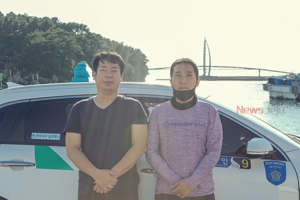 ▲ 김진 씨와 이환 씨가 봉사활동을 마친 후 서귀포항에서 기념 사진을 촬영했다 ©Newsjeju