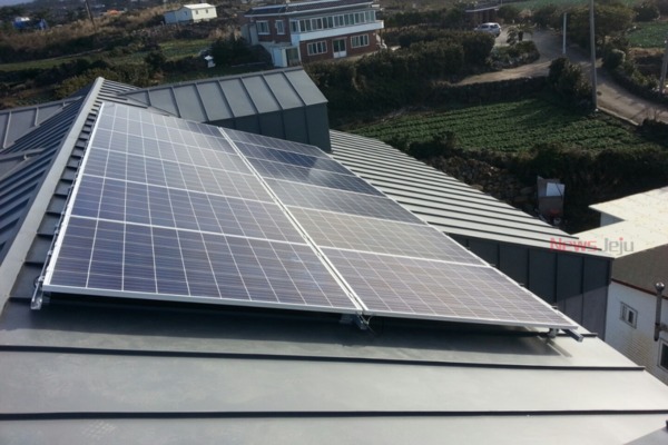 ▲ 개인주택에 설치돼 있는 태양광 발전시설. 제주도정은 2025년에 전력거래 자유화가 가능하겠다고 선언했다. ©Newsjeju