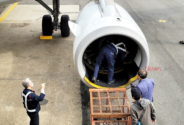 ▲ 조류 충돌이 발생한 엔진을 살피는 아시아나 항공기 /사진 - 독자제공 ©Newsjeju