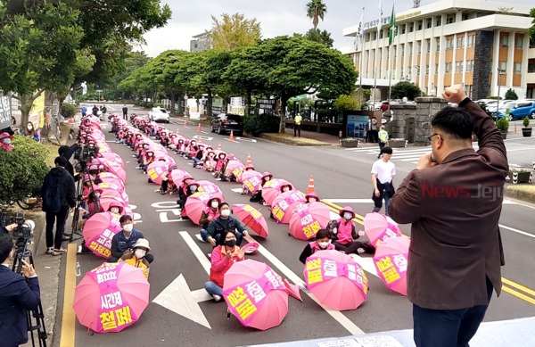 ▲ 제주지역 돌봄전담사들이 파업 투쟁 집행을 진행했다 ©Newsjeju