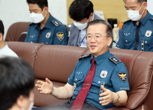 김원준 '제37대 제주지방경찰청장'이 기자간담회를 열고, 안전한 제주를 만들겠다고 약속했다.