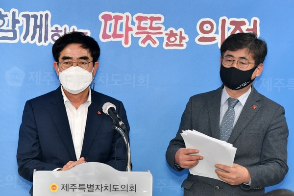 ▲ 박원철, 홍명환 의원이 11일 원희룡 지사를 향해 지사직 사퇴를 촉구했다. ©Newsjeju
