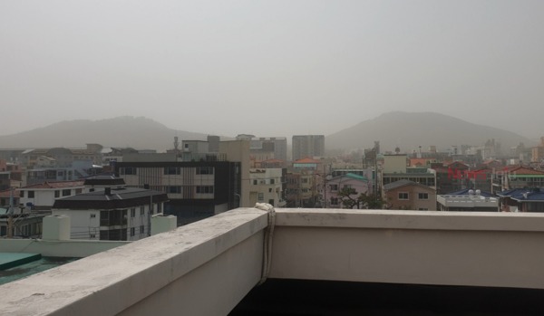 ▲ 특히 황사로 인한 PM10 농도가 800㎍/㎥ 이상으로 높게 치솟으면서 제주지역은 온종일 안개가 자욱한 듯 뿌연 먼지가 하늘을 뒤덮었다.  ©Newsjeju