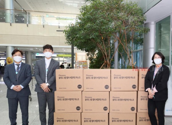▲ 제주대학교병원은 ㈜듀라소닉으로부터 지난 6일에 코로나 19 극복을 위한 격려 물품을 전달 받았다. ©Newsjeju