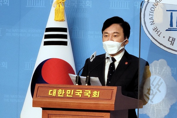 원희룡 제주도지사가 20일 국회 소통관에서 기자회견을 열어 일본 정부를 향해 후쿠시마 오염수 방출을 강행할 시 국제소송도 불사하겠다고 밝혔다.