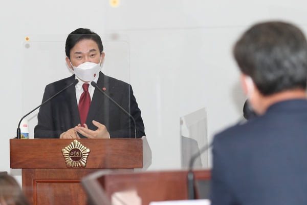 ▲ 원희룡 지사가 홍명환 의원의 지사직 사퇴시기를 묻는 질문에 답하고 있다. ©Newsjeju