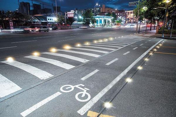 ▲ 활주로형 LED 등이 설치된 횡단보도. ©Newsjeju
