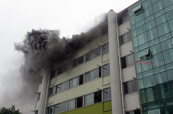 ▲ 제주시내 모 아파트에서 화재가 발생해 1명이 숨졌다 / 사진제공 -제주소방서 ©Newsjeju