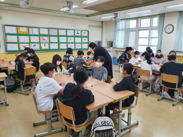 ▲ 한라초등학교 6학년 학생들은 학급별 현장체험학습 대체수업을 실시하고 있다. ©Newsjeju