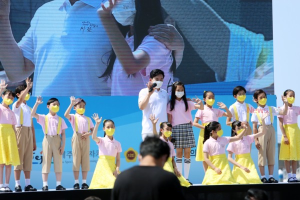 ▲ 상생화합 공동선언식 축하공연으로 어린이 합창단과 함께 한 원희룡 지사. ©Newsjeju
