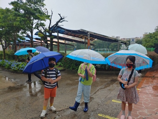 ▲ 동홍초등학교는 전교어린이회 회장단 공약 및 전교어린이회 회의 결과에 따라 우산 대여소를 설치했다. ©Newsjeju