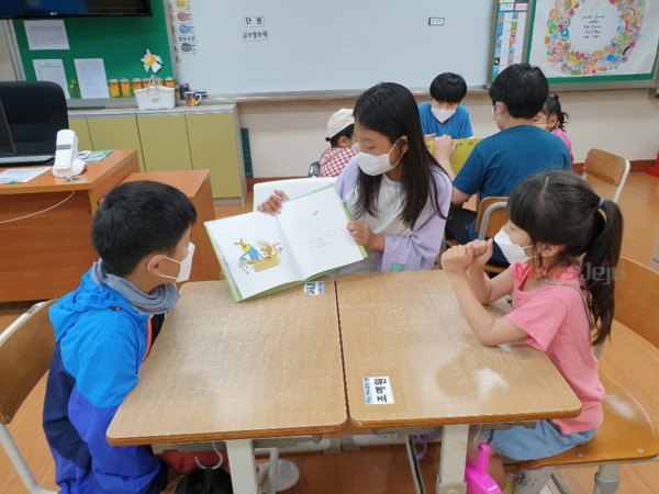 ▲ 송당초등학교에서는 지난 16일 아침독서활동으로 ‘선배들이 읽어주는 동화책 이야기 시간’을 운영했다. ©Newsjeju