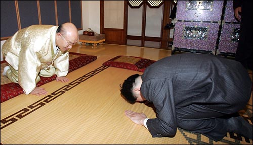 ▲ 과거 2007년 1월, 전두환에게 세배를 하고 있는 원희룡 지사. ©Newsjeju