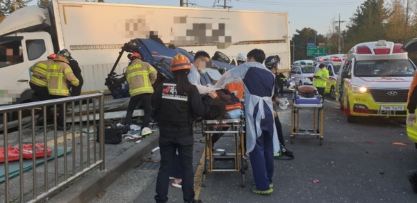 ▲ 올해 4월 6일 제주대학교 입구 교차로에서 발생한 대형 교통사고 ©Newsjeju