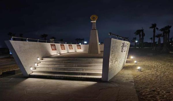 ▲ 함덕리 해변에 조성된 팔선진 기념비 및 조형물. ©Newsjeju