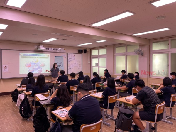 ▲ 중문중학교는 지난 14일(금), 3학년 학생들을 대상으로 금융경제교실 「똑똑 경제박사」를 운영했다. ©Newsjeju