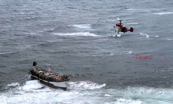 ▲ 우도 하고수동 인근에 좌초된 어선 구조를 위해 해경 헬기가 접근하고 있다 / 사진제공 - 서귀포해양경찰서 ©Newsjeju