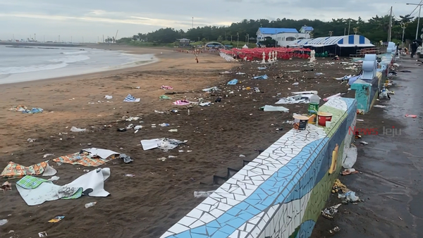 ▲ 지난 25일 오전 8시께 제주시 이호테우해변의 모습. 전날 많은 사람들이 이곳에서 음주와 취식 행위를 하면서 쓰레기를 그대로 방치해 매번 지역주민들이 이를 치우고 있다. 하루 쓰레기 발생량만 1톤이 넘는 실정이다. ©Newsjeju