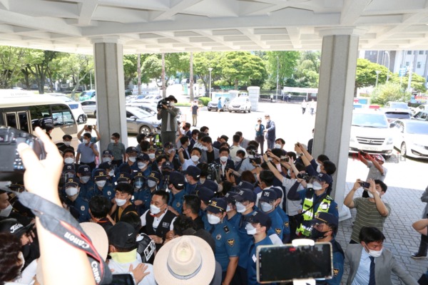 ▲ 제2공항 찬성 성산주민들의 거센 항의로 오영훈 의원의 이날 기자회견이 무산됐다. ©Newsjeju