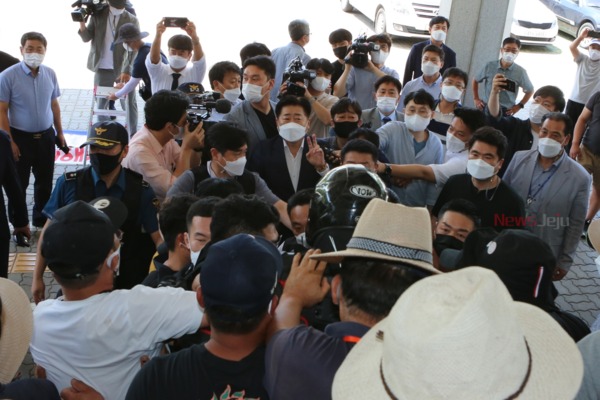 제2공항 건설을 찬성하는 성산 주민들의 거센 항의에 부딪혀 이날 오영훈 국회의원의 기자회견이 무산됐다.