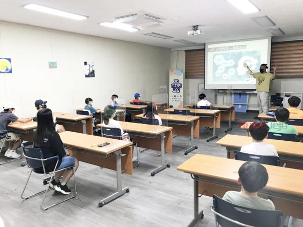 ▲ 동녘도서관은 지난 27일(화) 초등학생 고학년 대상의 2021년 3D 디자인 교실을 개강했다. ©Newsjeju