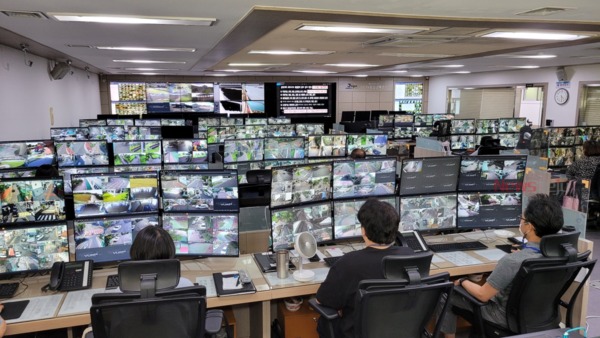 ▲ 센터는 CCTV 1만 546대를 활용한 24시간 모니터링을 통해 각종 범죄와 안전사고 예방에 힘쓰고 있다. 올해에만 절도 등 총 5건의 현행범 검거 및 2,915건의 안전사고를 예방하는 성과를 거뒀다. ©Newsjeju