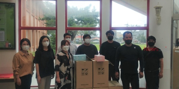 ▲ 봉개초등학교는 지난 23일(월)에 봉개동 연합청년회(회장 주광식)로부터 KF94 마스크를 전달받았다. ©Newsjeju