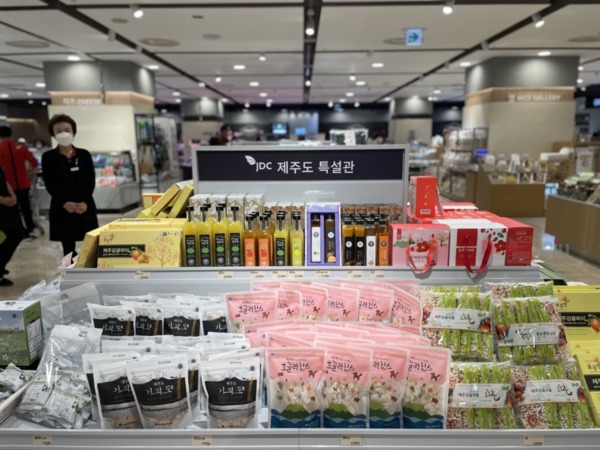 ▲ '제주식품관'에서 판매되고 있는 품목. ©Newsjeju