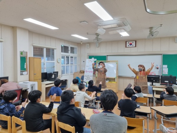 ▲ 송악도서관은  ‘2021년 손잡고 함께해요’를 지난 28일(목) 대정초등학교에서 개강했다. ©Newsjeju