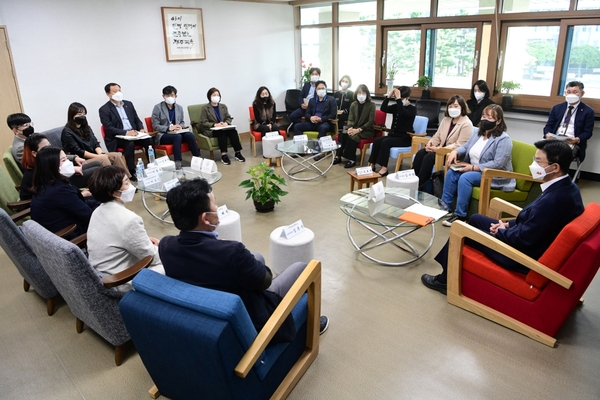 ▲ 이석문 교육감이 서귀포시 동지역 학부모들과 대화를 나누고 있다. ©Newsjeju