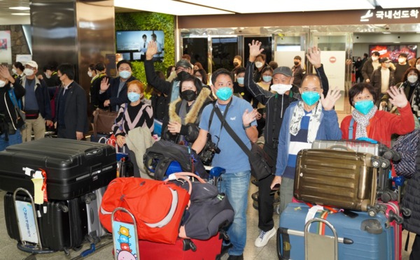 ▲ 한국-싱가포르 양국은 여행안전권역(VTL)으로 인해 자가격리 없이 여행이 가능해졌다. 지난 11월 25일 코로나19 이후 첫 해외 단체관광객(싱가포르)이 제주에 도착했다.  ©Newsjeju
