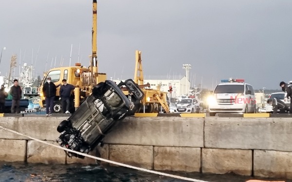 ▲ 서귀포항에 차량이 추락해 운전자가 숨졌다 / 사진제공 - 서귀포해양경찰서 ©Newsjeju
