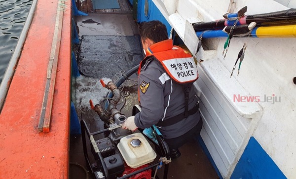 ▲ 침수 중인 연안복합 A호에 올라 배수 작업에 나서는 해양경찰 / 사진제공 - 제주해양경찰서 ©Newsjeju