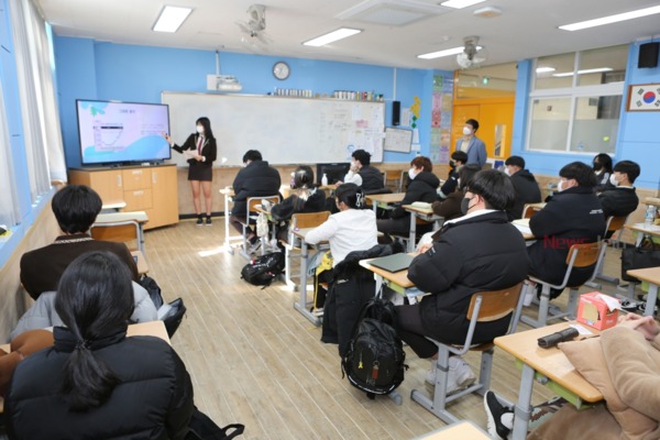 ▲ IB Pre-DP 과정으로 수업을 받고 있는 표선고 학생들. 한 여학생이 수업 과제를 발표하고 있다. ©Newsjeju