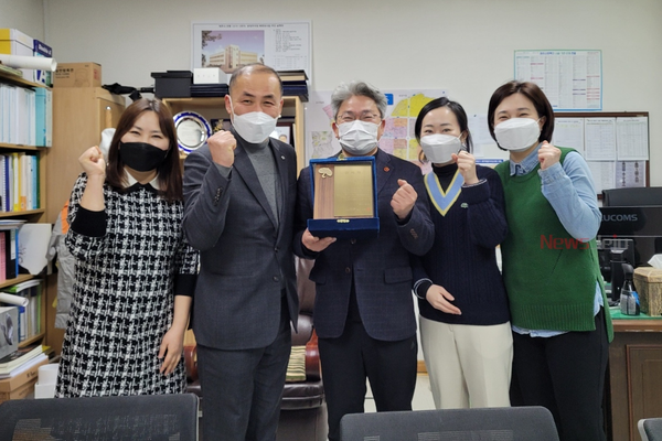 ▲ 강철남 제주도의원(가운데)이 초록우산 어린이재단으로부터 감사패를 받았다. ©Newsjeju