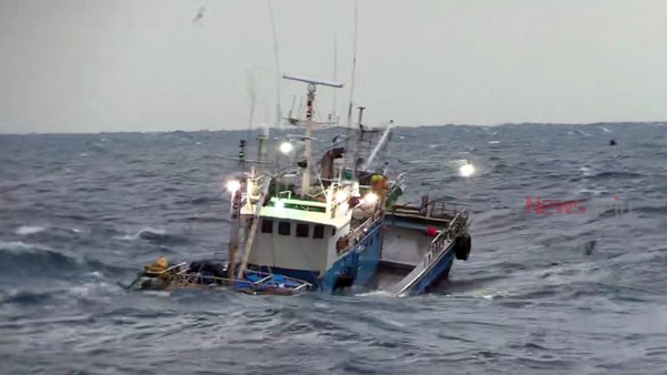 ▲ 6일 새벽 서귀포 남쪽 해상에서 화물선과 어선이 충돌했다. 이 사고로 인명피해는 없었ㅈ만 어선이 침몰했다 / 사진제공 - 서귀포해양경찰서 ©Newsjeju