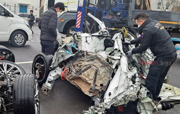 ▲ 경찰이 애월읍 절벽 아래로 추락한 차량 잔해 일부를 인양했다 ©Newsjeju